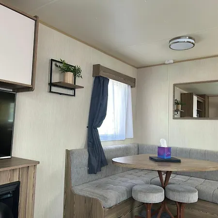 Blue Dolphin Holiday Park Gristhorpe Exterior photo