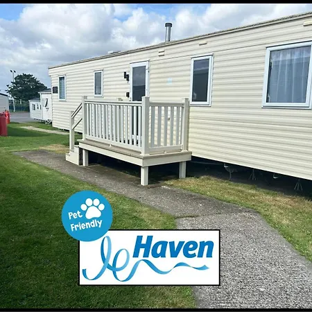 Blue Dolphin Holiday Park Gristhorpe Exterior photo